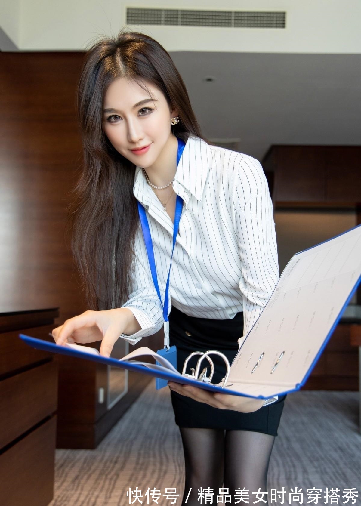 条纹衬衫 简约干练的条纹衬衫,搭配黑色短裙,优雅不失个性