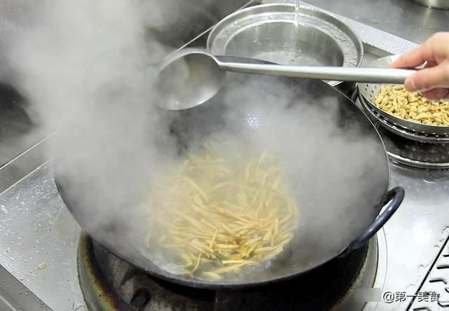 红椒|黄花菜炒肉丝很多人第一步就做错了，难怪不好吃，大厨教你如何做