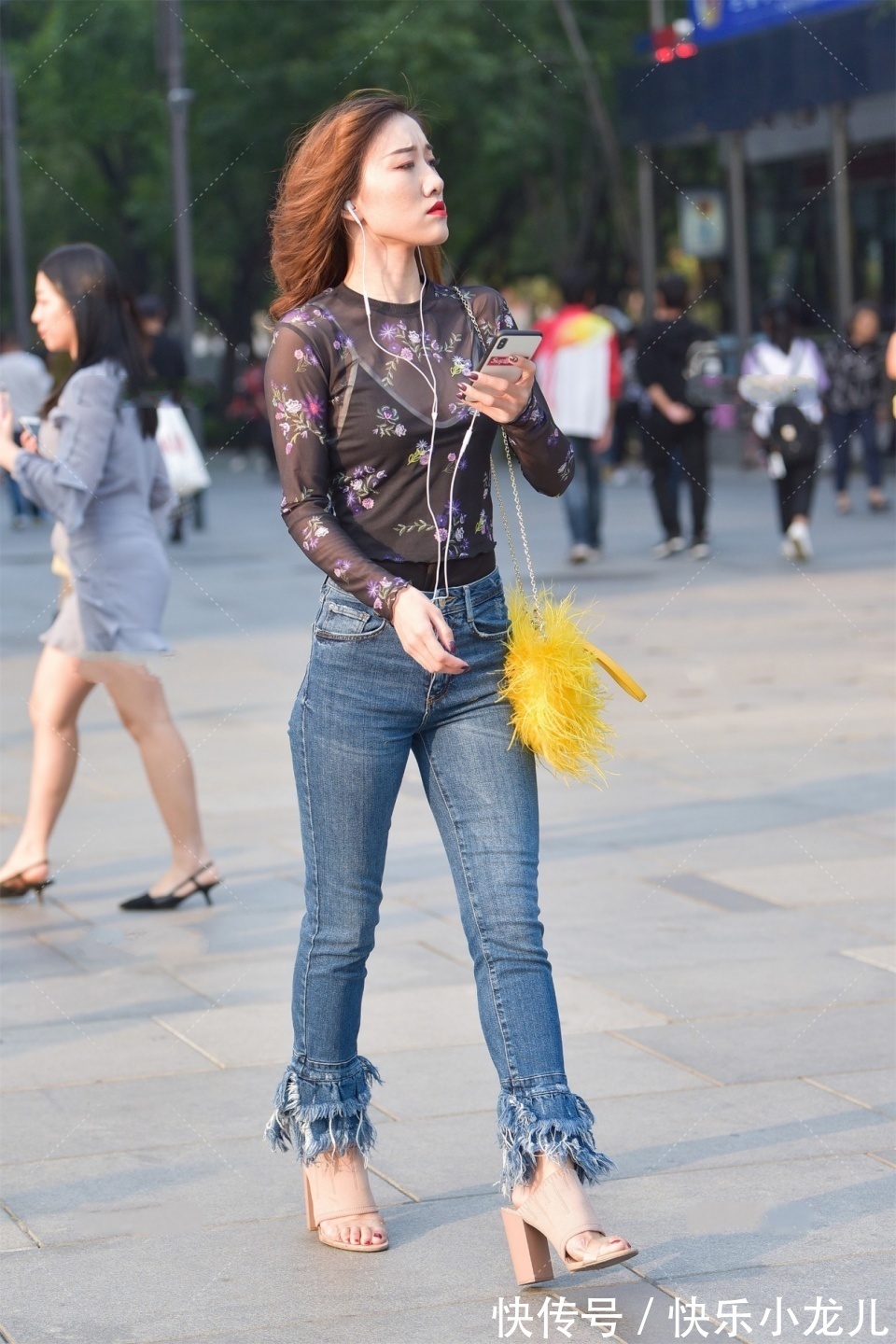 性感|性感时髦的美女，一个人在逛街，好像陪她一起逛街然后再请她吃饭