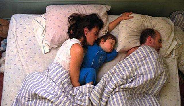 喂奶|爸妈睡太沉,没有给宝宝喂奶,半夜宝宝醒来的动作太暖心