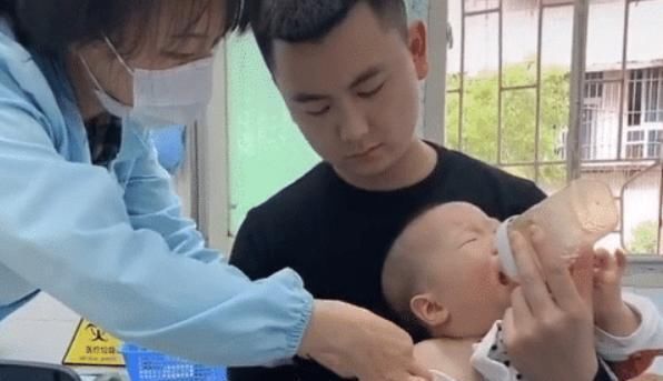 爸爸|“最惨宝宝”打预防针走红,孩子哭得稀里哗啦,爸爸乐得合不拢嘴