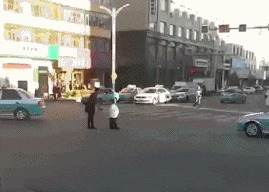 |搞笑GIF：姑娘 你这一字马厉害了 把旁边的小哥都吓跑了