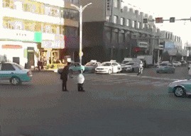 |搞笑GIF:姑娘 你这一字马厉害了 把旁边的小哥都吓跑了