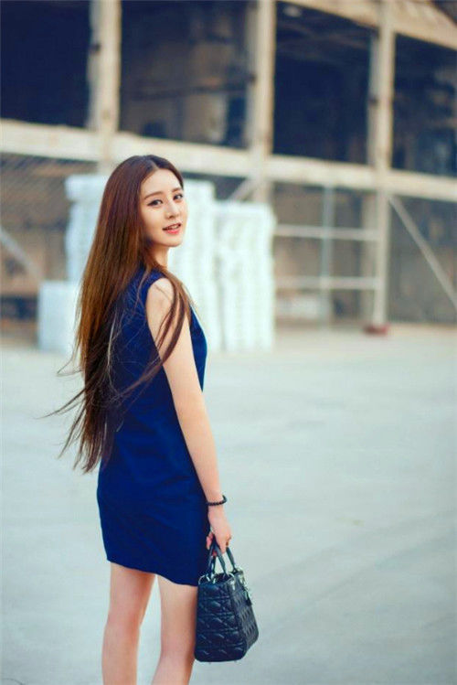 街拍:蓝色无袖连衣裙,小姐姐长发飘飘,气质不凡