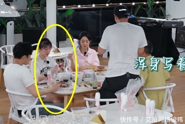 李浩菲夜宵吃小龙虾,谁注意她把龙虾壳丢哪里?活该一出道就火