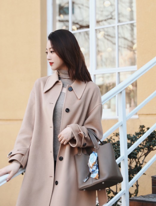 小蛮腰 穿大衣不要只会敞开穿了,搭配腰带保暖显瘦又高级,谁穿都好看
