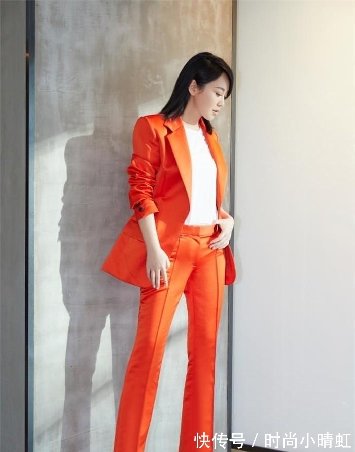 中长发 50岁左右的女人,发型不要留羊毛卷和黑长直,这些更洋气