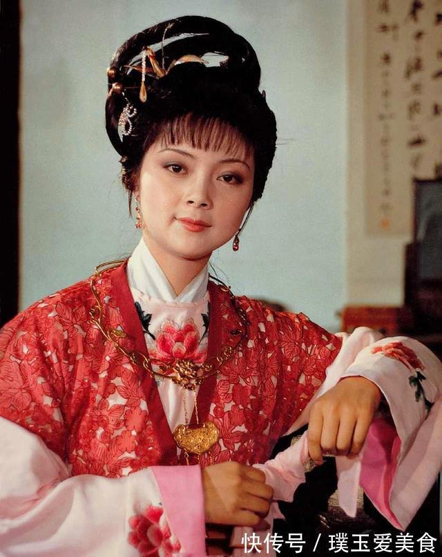 贾元春@贾宝玉宁死不碰薛宝钗?她褪下麝香串时,贾宝玉的想法已暗示一切