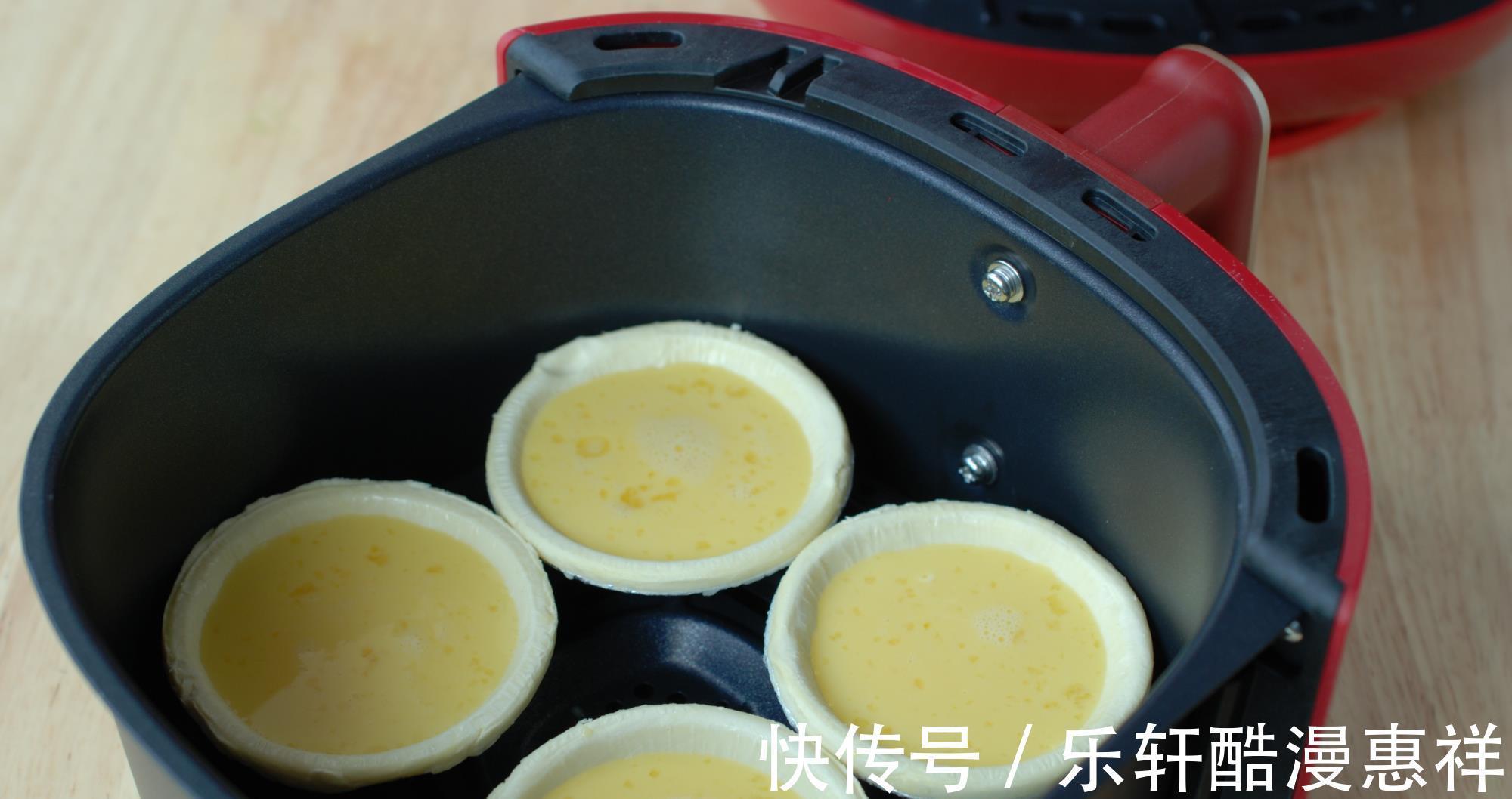 量杯|2个鸡蛋1瓶牛奶,不用奶油,做个蛋挞太简单,一捏就碎,香酥