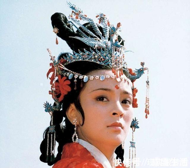 林妹妹@红楼梦剧中姑娘的嫁衣,探春华贵宝钗雍容,而她寒酸惹人怜!