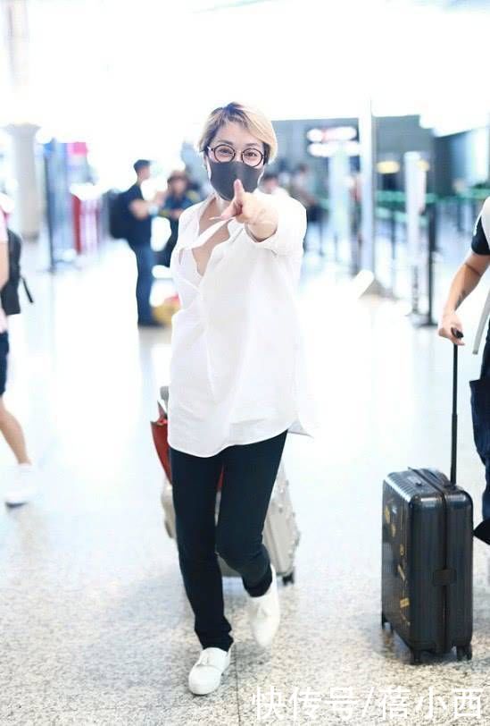 穿搭|58岁毛阿敏越老越时髦，穿白衬衫配牛仔裤走机场，170身材太出挑