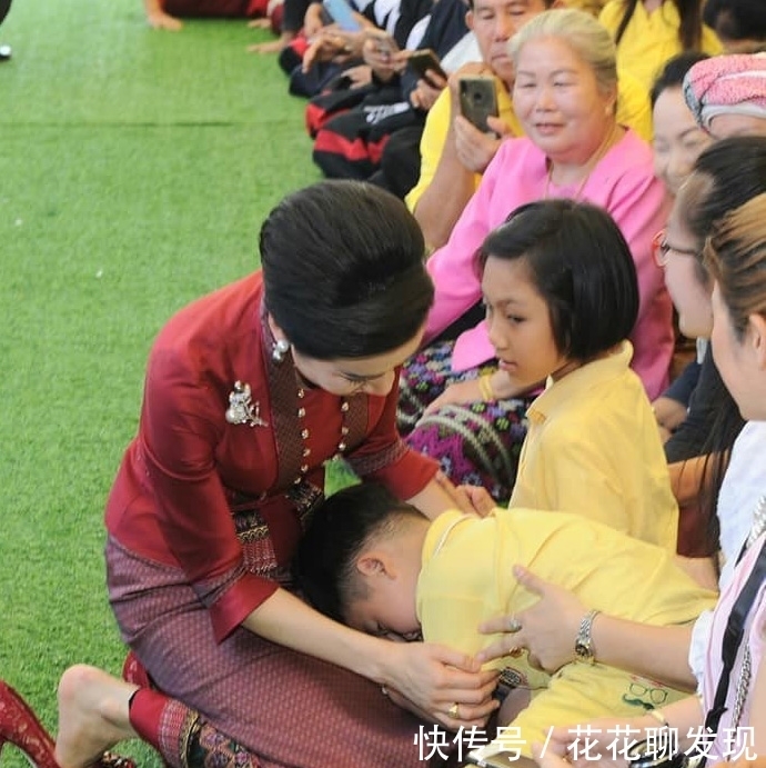 诗丽吉王后&诗尼娜贵妃气场强大,一身红衣,越来越像诗丽吉王后