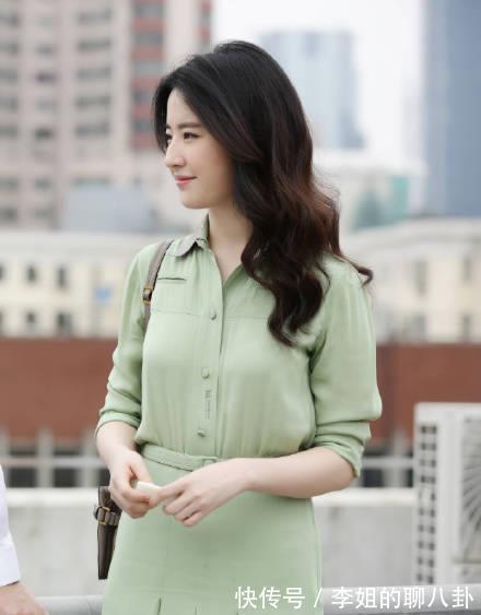 微卷发 普通女生脸上有3个特点,很适合微卷发,都不用去做发型了