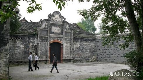 就是她一手炮制了当年的刘文彩水牢故事,冷妈妈