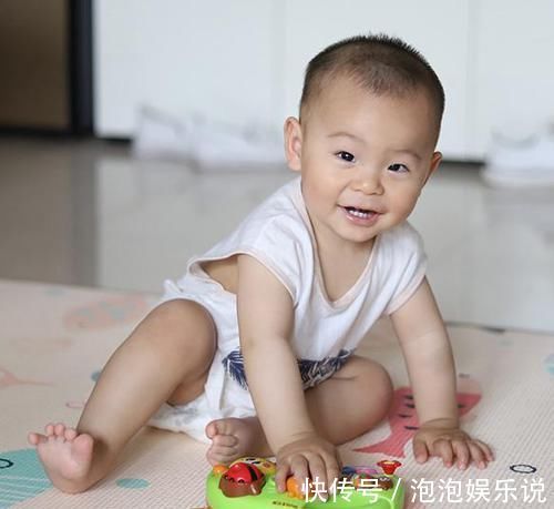 夫妻|90后夫妻带娃睡觉意外走红,“佛系带娃”成家长界的一股清流