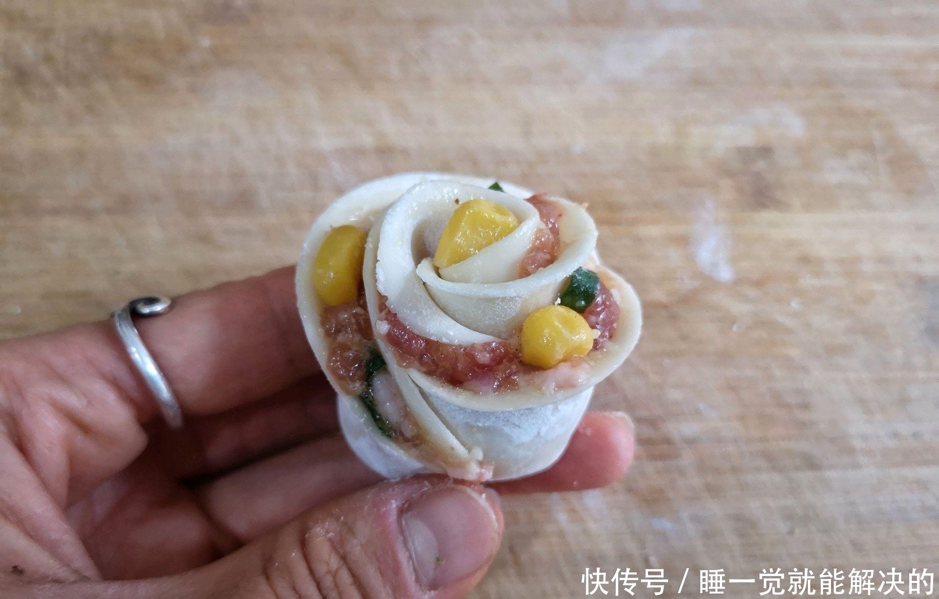  享受美食的同时，还能享受艺术的成就感：玫瑰花蒸饺，学不学学？