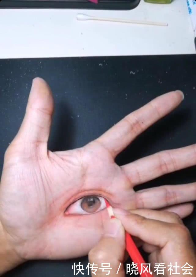 美术生手掌作画,以为平淡无奇,看到最终成品后:让人心疼