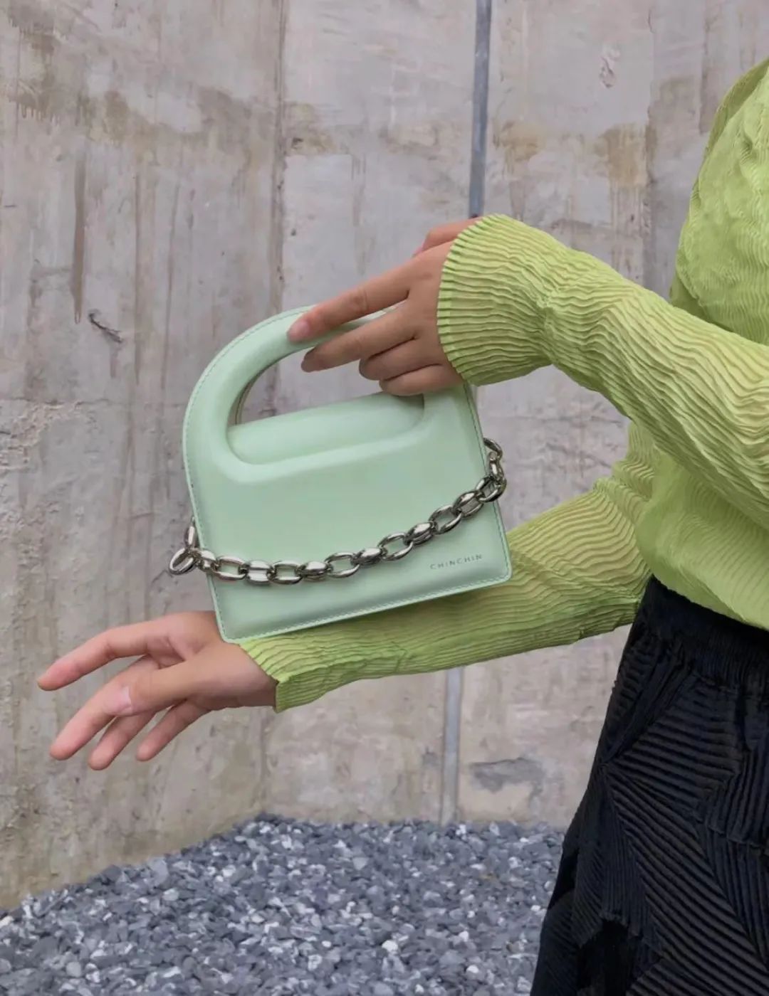 樱花粉|别再背黑白色的包包了！今夏流行彩色款式，时髦又好看