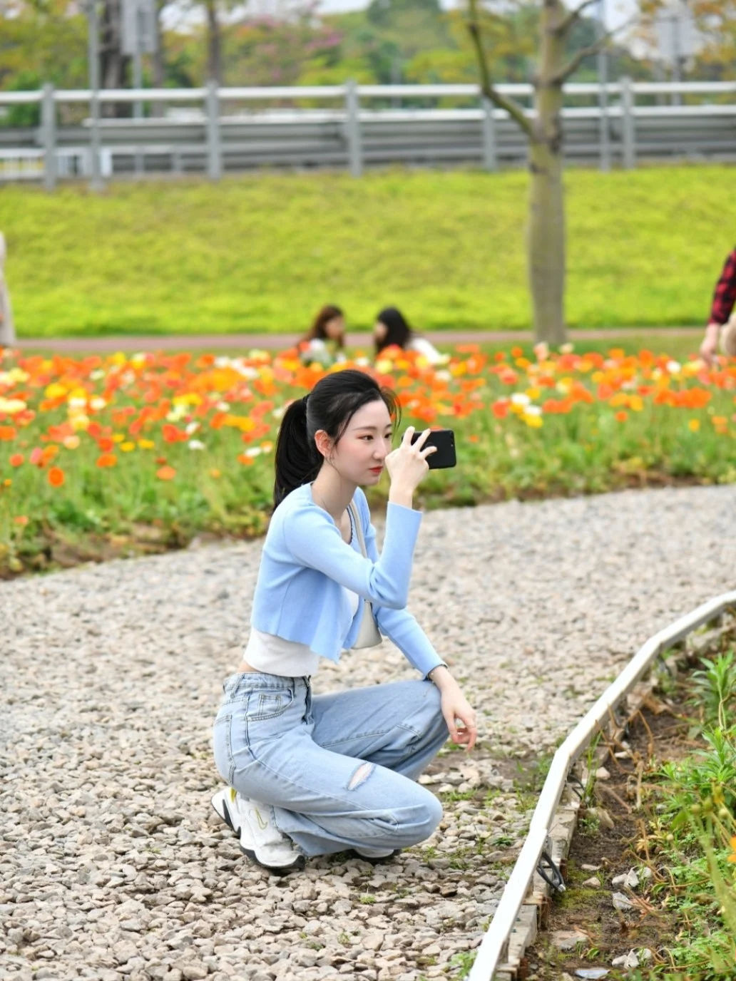 清纯可爱又爱笑的小姐姐，针织衫搭配牛仔裤，尽显少女气息十足