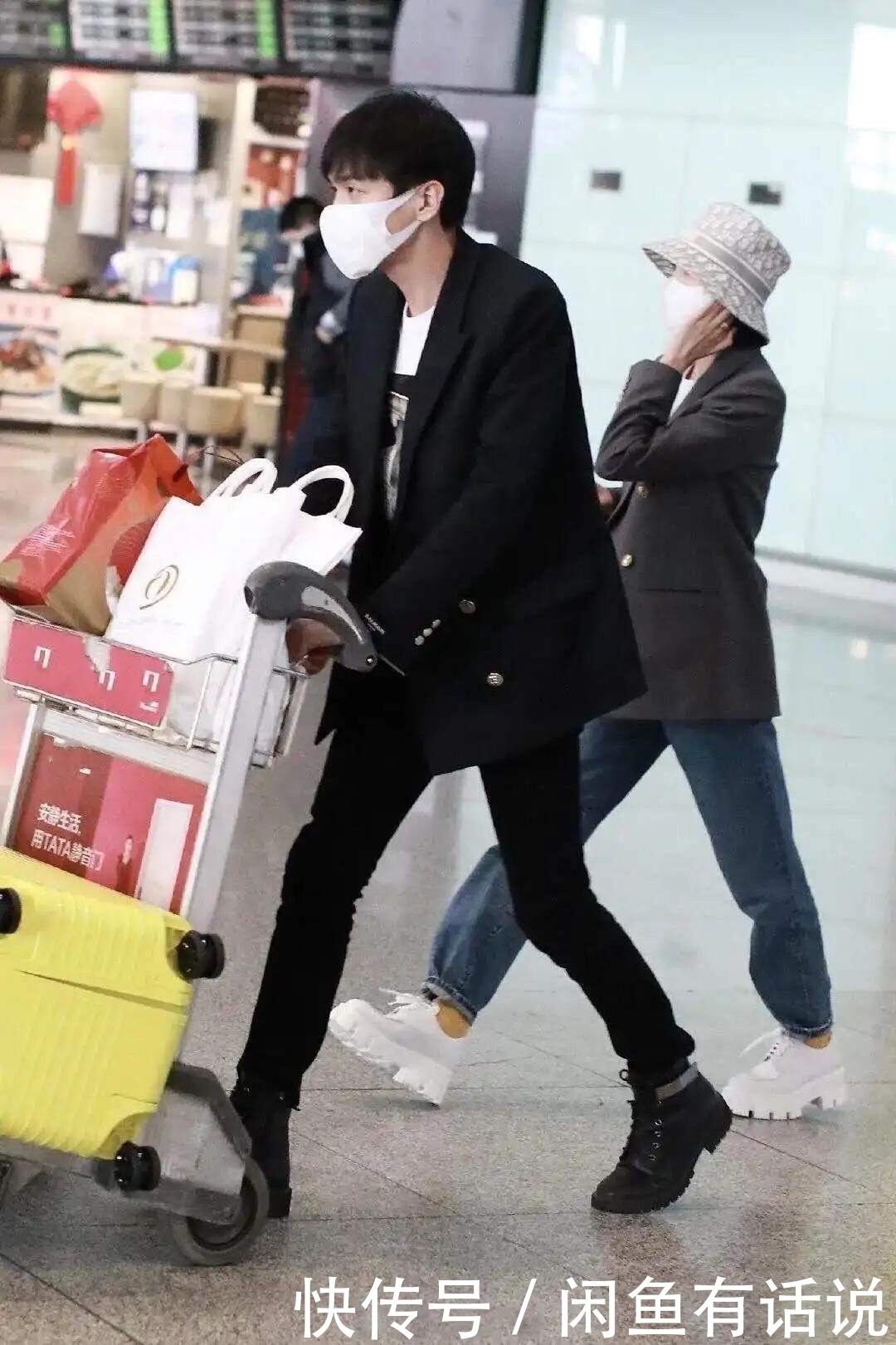 穿搭|张若昀唐艺昕罕见合体，穿情侣衫看着真登对，“小动作”更是甜蜜