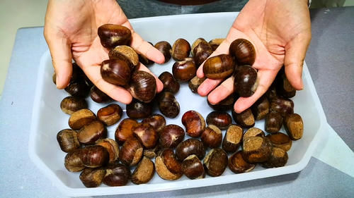 板栗锅里蒸一蒸，作用拿钱买不到，奶奶偷教妙招，可惜懂的人不多