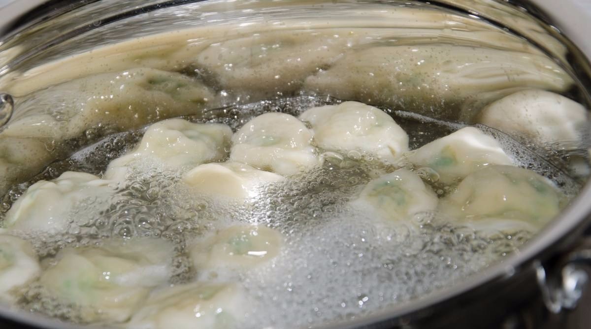 煮饺子时加点“料”,不破皮不粘连,还熟得快!
