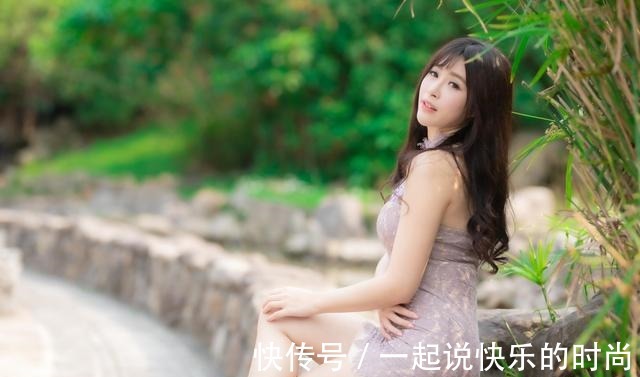 蕾丝 紫灰色的蕾丝连衣裙,搭配一双高跟鞋性感又不失优雅!