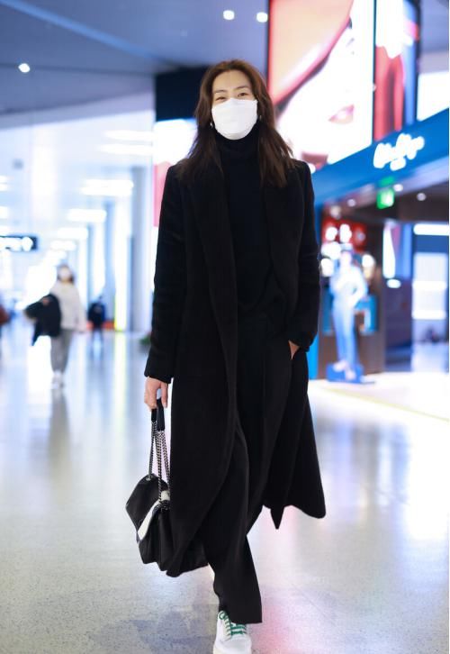 上班不知道穿什么?大衣搭配运动鞋时髦又好看,难怪刘雯也在穿
