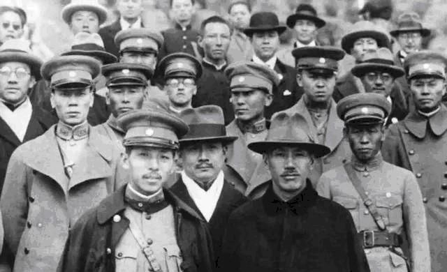 庭上|张学良被软禁始末：宋子文骗他写请罪书，李烈钧和他在庭上对骂