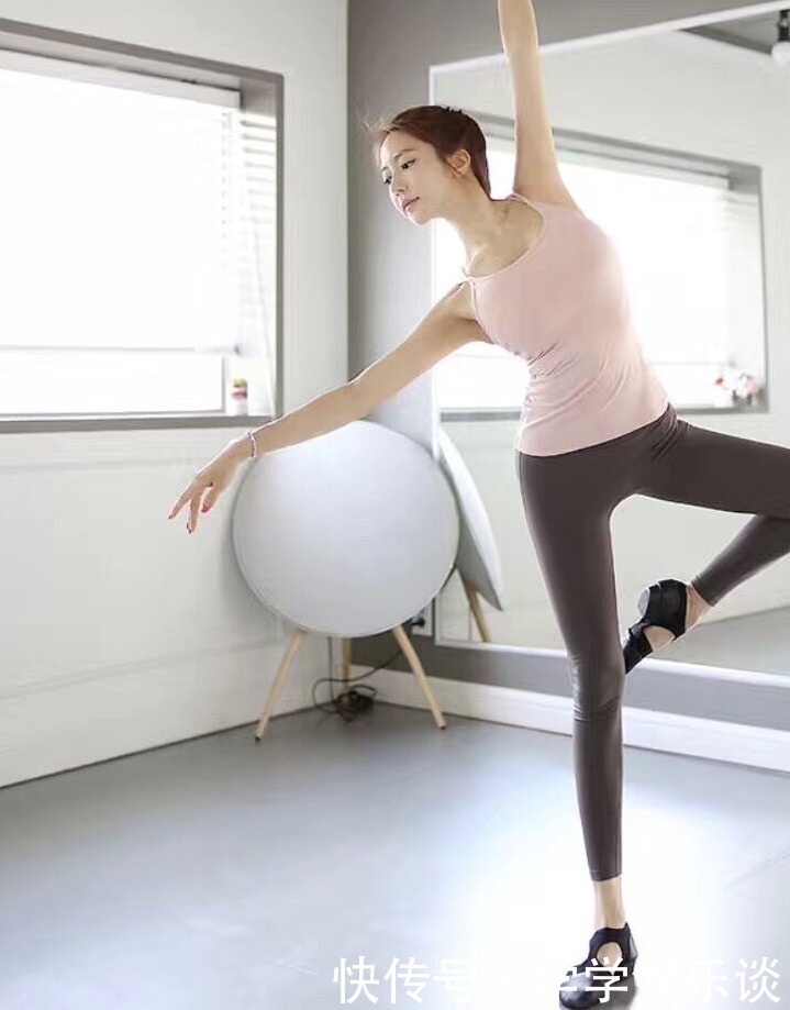 打底裤|街拍成熟时尚的紧身打底裤美女,轻松打造你的完美曲线!