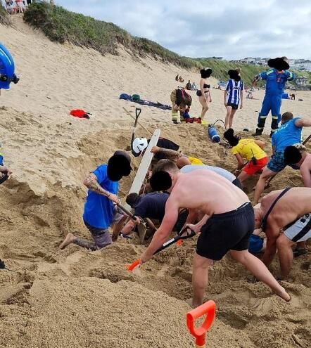 窒息|18岁少年沙滩上挖大坑将自己困住险窒息