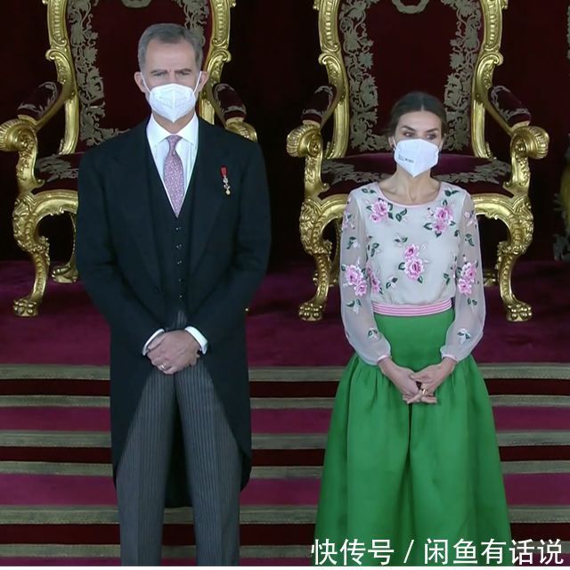 旧衣 西班牙王后真节俭,穿婆婆27年前定制款旧衣,一身粉配绿依然好美