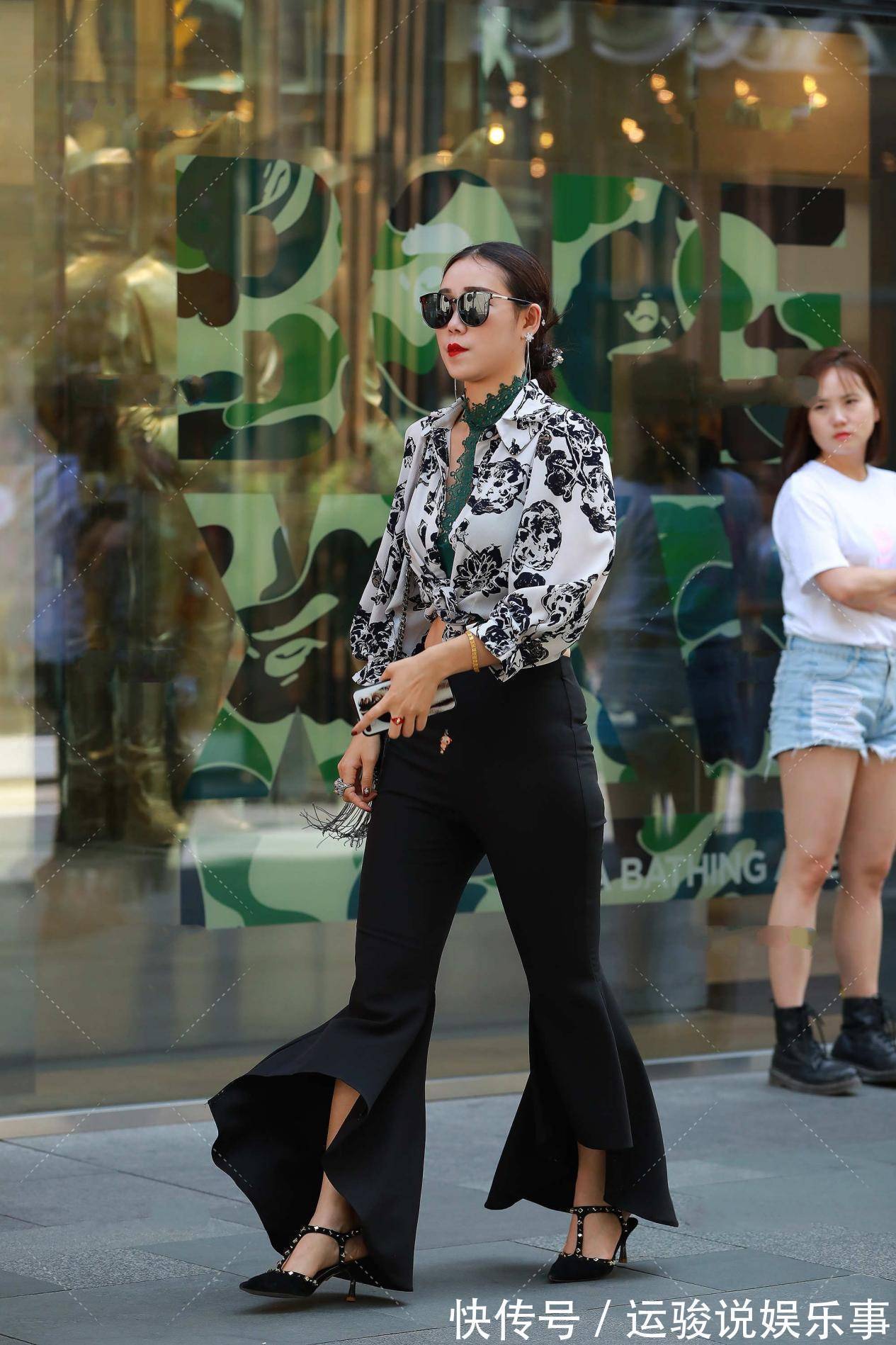 小姐姐 小姐姐黑色的喇叭裤搭配印花长袖衫,修身显瘦又美的潮流