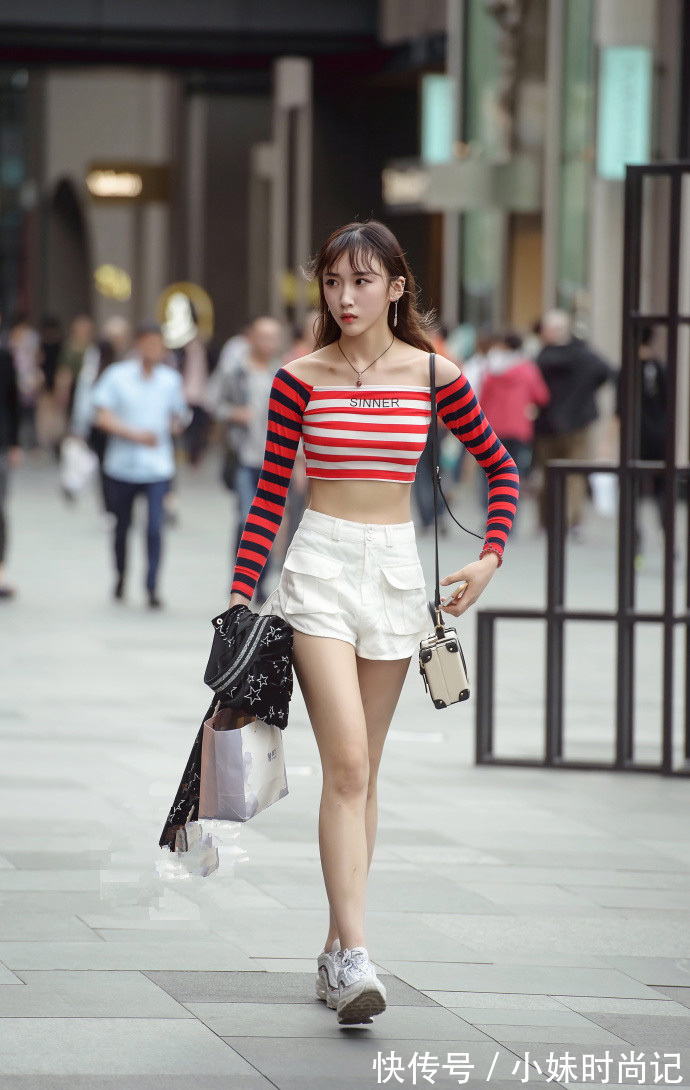 百搭|成都街拍,黑白渐变连衣裙搭配白色运动鞋,简约随意又百搭