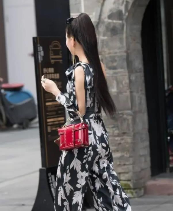 时髦 清爽又时髦小美女,一字肩上衣搭配牛仔裤,浑身上下充满律动的美感