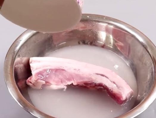 猪肉|猪肉用清水是洗不干净的！大厨教你一招，脏东西“自己”跑出来