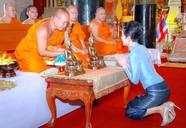 诗妮娜|诗妮娜受诗丽吉宠爱，把年轻时的首饰赠与她，苏提达的首饰露寒酸