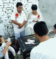 |搞笑GIF趣图段子:我正要一口吃掉苹果,女孩急了