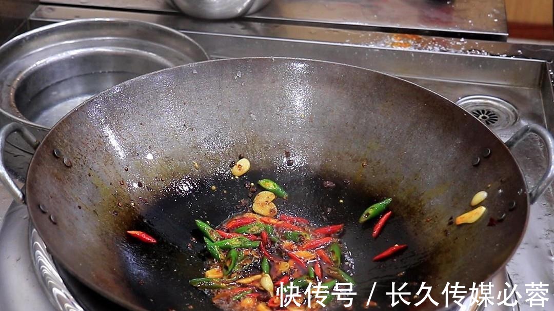 小米椒|比烤肉还好吃的孜然土豆片，香辣软糯，开胃又下饭，一盘不够吃