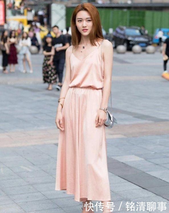 真丝连衣裙的高级感，提升了美女的气质，真是太美了