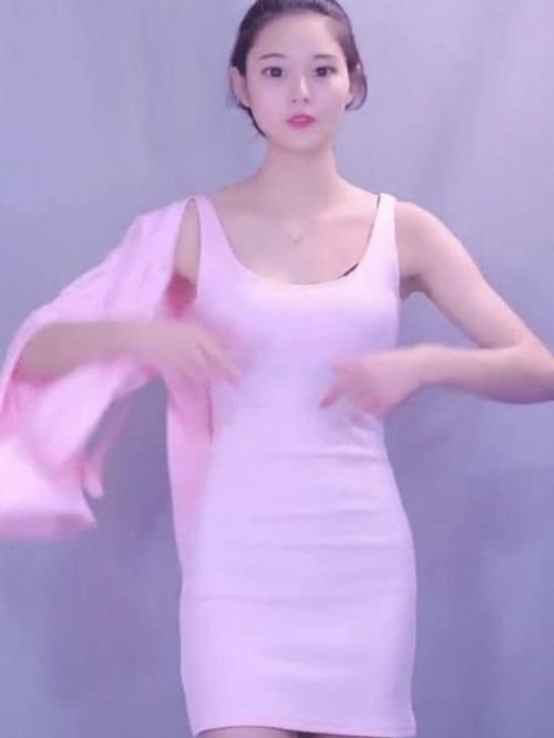 气质 性感“小”姐姐，吊带连衣裙穿搭，清纯气质展现魅惑十足！