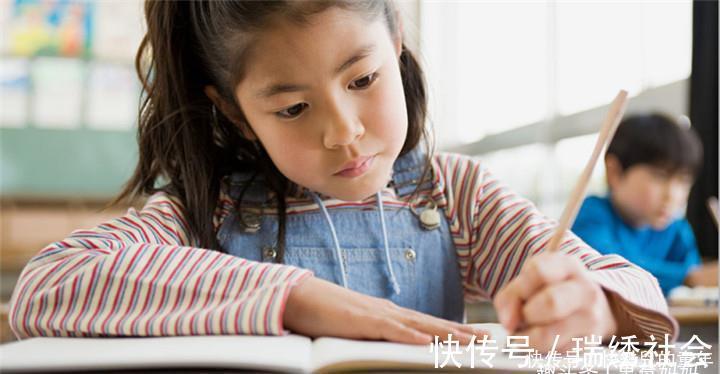 印刷体|男孩写出一手“印刷体”,字迹美观工整让人羡慕,宝妈却不开心