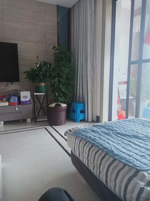 租客|深圳租客质疑房东涨租不合法，房东：我不强买强卖，你可以退房