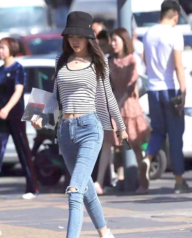 清纯 清纯小姐姐,条纹针织衫与高腰牛仔裤搭配,时髦又显气质!