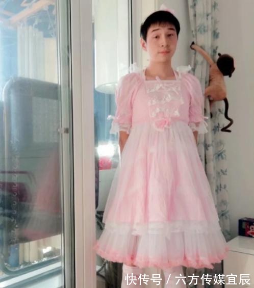 风小逸|“吃个桃桃”改名“小逸哥哥”,穿迷彩服显阳刚,网友劝其出道