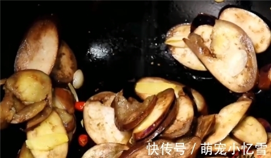 炒茄子|炒茄子时，先放油就大错特错了，多加一步，茄子不吸油还软嫩，