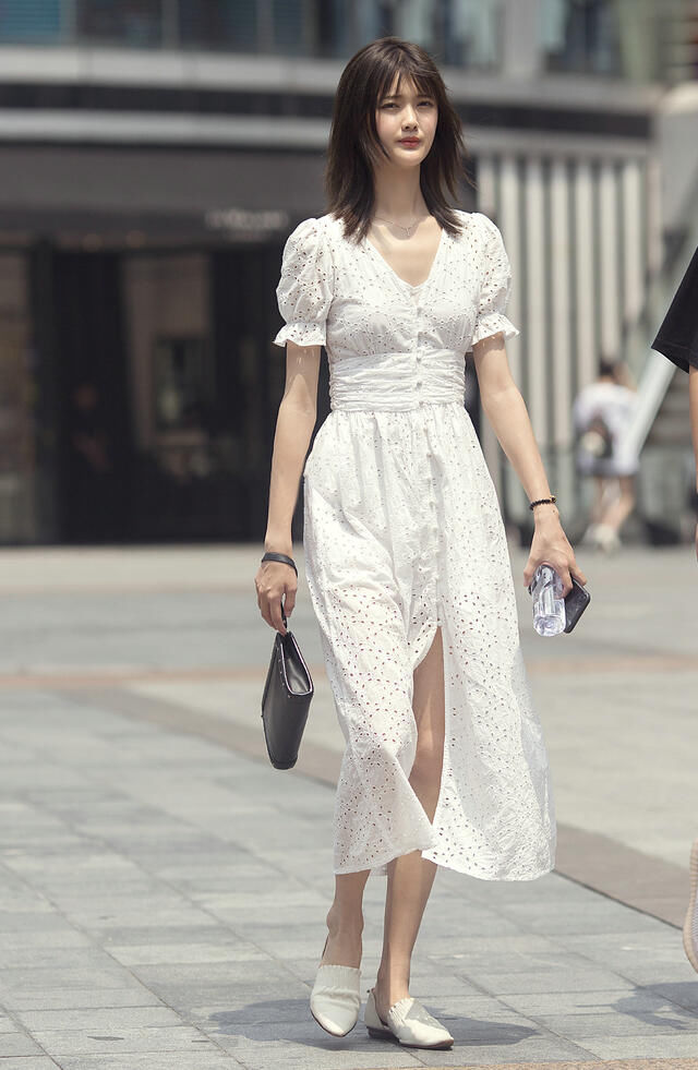 打底裤|街拍：白色出众的反光效果，穿起来确实很凉爽