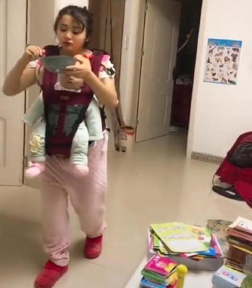 宝妈|宝妈抱怨带双胞胎太辛苦,爸爸直撇嘴,提前下班看到心酸场景泪目