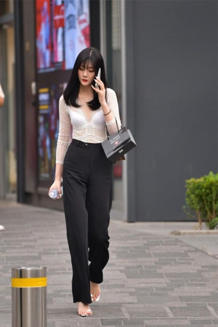 黑色系|街拍:黑色系穿搭,简约时尚,清爽干练