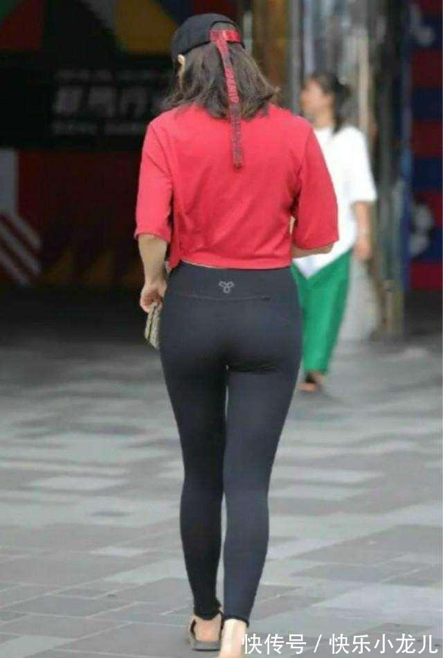 半身裤 白色美背吊带搭配蓝色复古打底裤,让人眼前一亮,简约时尚